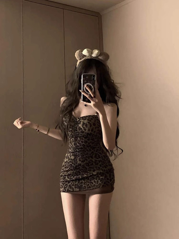 Haljina s leopard uzorkom i halter vratom, bez rukava, uski kroj u struku, kratka, jesen 2025.