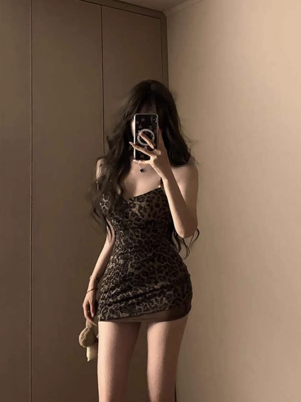 Haljina s leopard uzorkom i halter vratom, bez rukava, uski kroj u struku, kratka, jesen 2025.