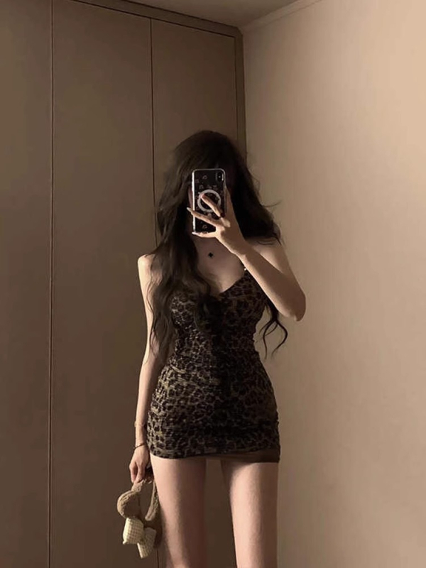 Haljina s leopard uzorkom i halter vratom, bez rukava, uski kroj u struku, kratka, jesen 2025.