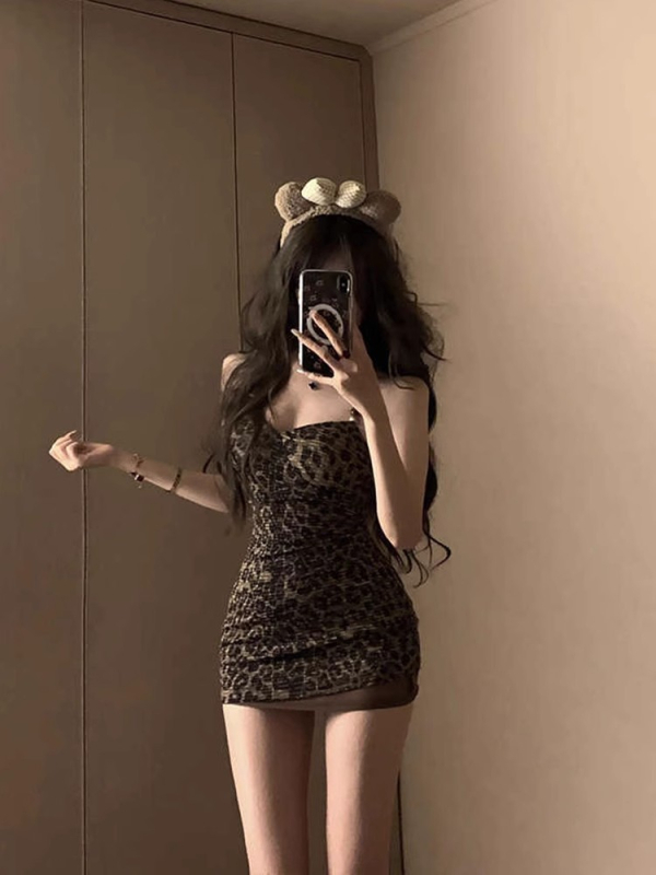Haljina s leopard uzorkom i halter vratom, bez rukava, uski kroj u struku, kratka, jesen 2025.