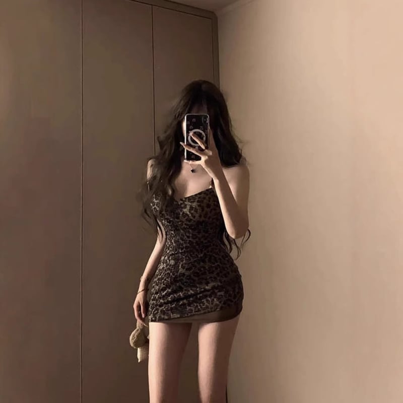 Haljina s leopard uzorkom i halter vratom, bez rukava, uski kroj u struku, kratka, jesen 2025.