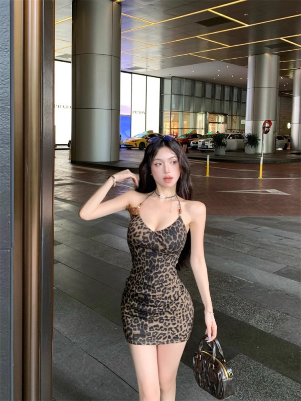 Halter haljina s leopardim uzorkom, bez rukava, naglašena silueta struka, jesenski stil