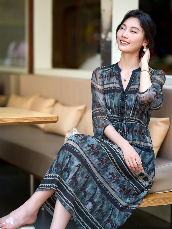 Svilena haljina s V‑izrezom, elegantan retro kroj, naglašen struk, uzorak životinja, detalj vezice.