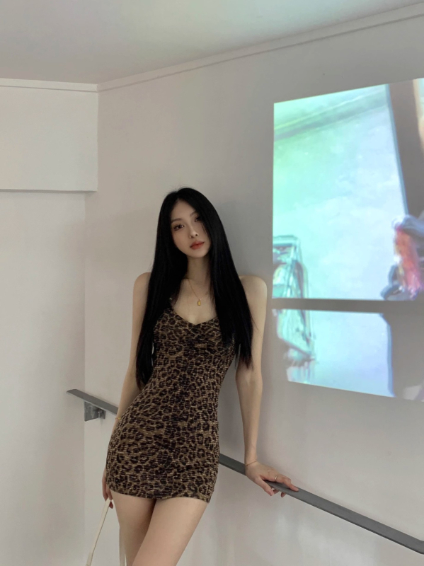 Haljina leopard printom i halter vratom za žene, uska mini haljina s naglašenim strukom i siluetom uz bokove, elegantan stil proljeće-jesen