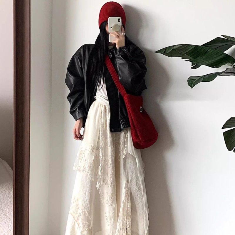 Duga suknja s mrežastom izvezom i čipkastim panelima, inspirirana korejskim stilom, nježna ženska atmosfera, proljeće 2026
