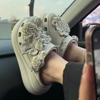 Crocs обувки DIY: букети от цветя и пухени талисмани