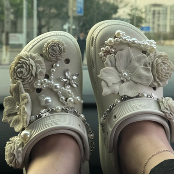 Crocs обувки DIY: букети от цветя и пухени талисмани