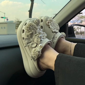 Crocs обувки DIY: букети от цветя и пухени талисмани