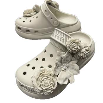 Crocs обувки DIY: букети от цветя и пухени талисмани