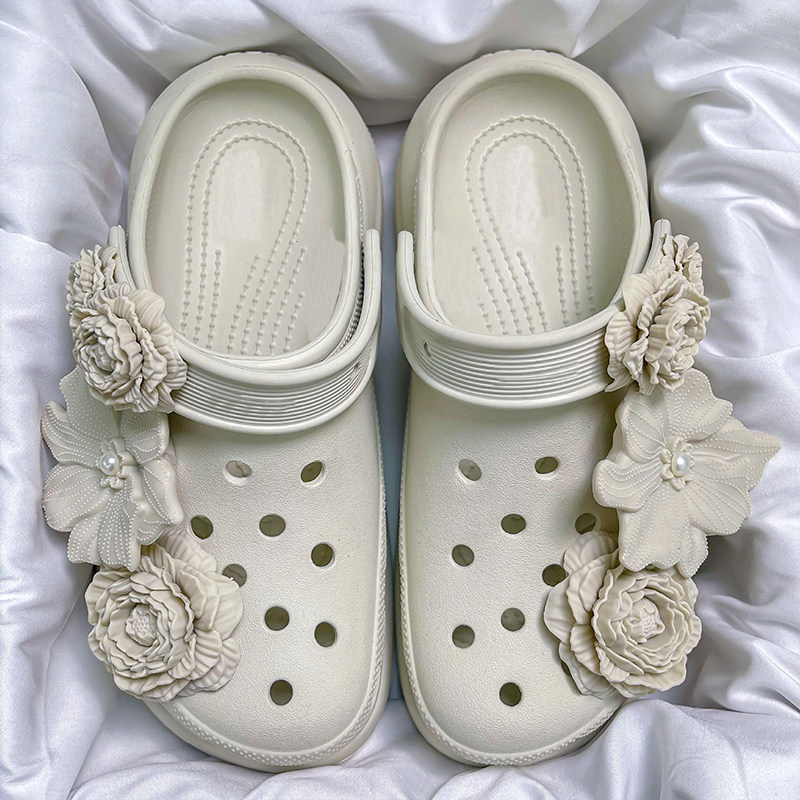 Crocs обувки DIY: букети от цветя и пухени талисмани