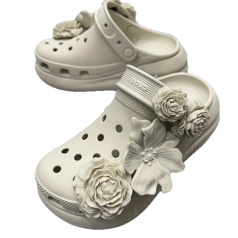 Crocs обувки DIY: букети от цветя и пухени талисмани
