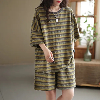 Ljeto 2024: plus-size ženski dvodijelni set s prugama — T‑shirt kratkih rukava i šorc, udoban kroj, laskav siluetu, casual komplet