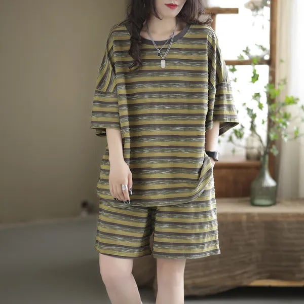 Ljeto 2024: plus-size ženski dvodijelni set s prugama — T‑shirt kratkih rukava i šorc, udoban kroj, laskav siluetu, casual komplet