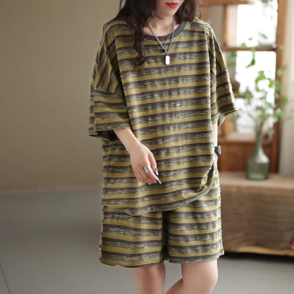 Ljeto 2024: plus-size ženski dvodijelni set s prugama — T‑shirt kratkih rukava i šorc, udoban kroj, laskav siluetu, casual komplet