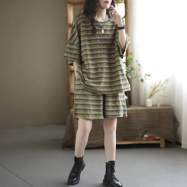 Ljeto 2024: plus-size ženski dvodijelni set s prugama — T‑shirt kratkih rukava i šorc, udoban kroj, laskav siluetu, casual komplet