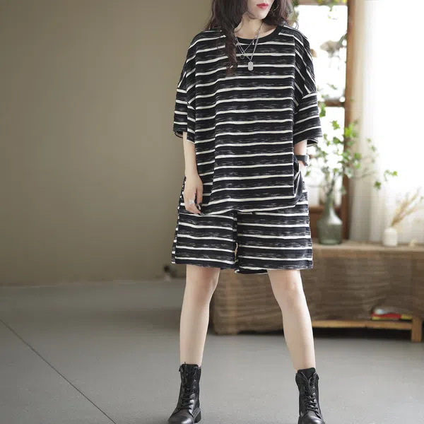 Ljeto 2024: plus-size ženski dvodijelni set s prugama — T‑shirt kratkih rukava i šorc, udoban kroj, laskav siluetu, casual komplet