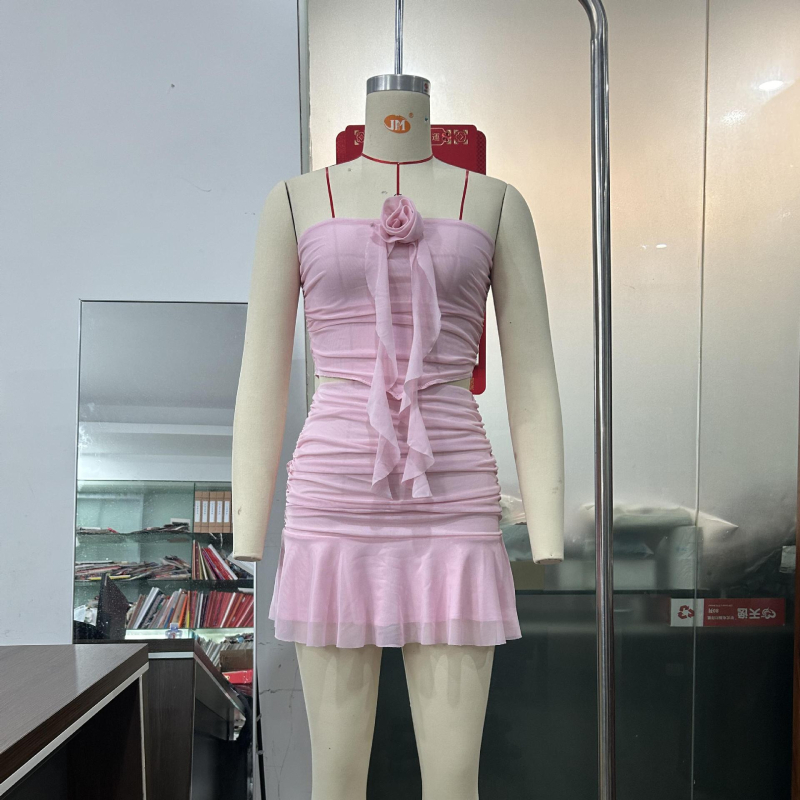 Roza dvodijelni set s topom bez naramenica i plisiranom kratkom suknjom s cvjetnim 3D uzorkom