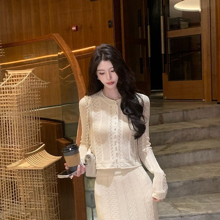 Set s elegantnim, nježnim stilom za žene – otvoreni pleteni kardigan i midi suknja, francuska moda