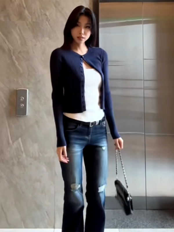 Modni ženski cardigan s gumbima u tamnoplavi boji, kratkog kroja za proljeće i jesen, slojevito s camisom topom, svestrani dvodijelni set