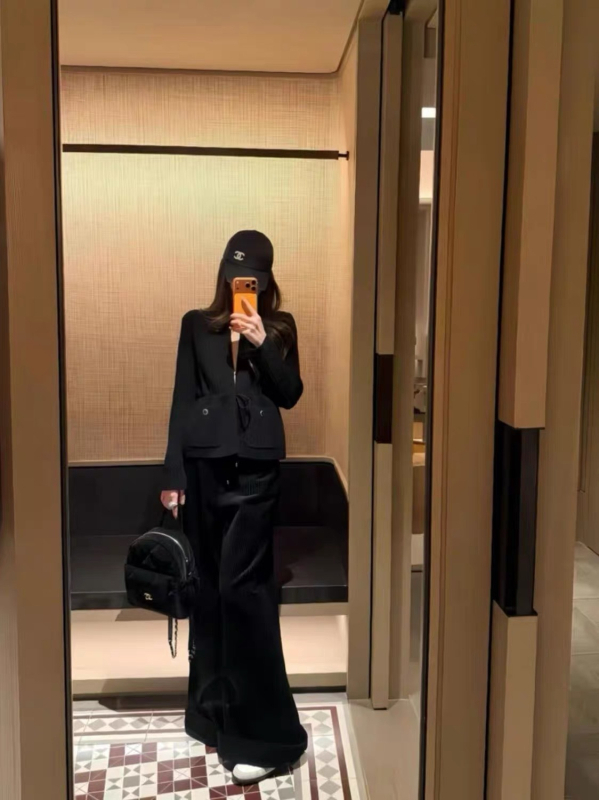 Cjeloviti OOTD set: crni pleteni top s vezanjem u struku i hlače visokog struka s drapiranim krojem