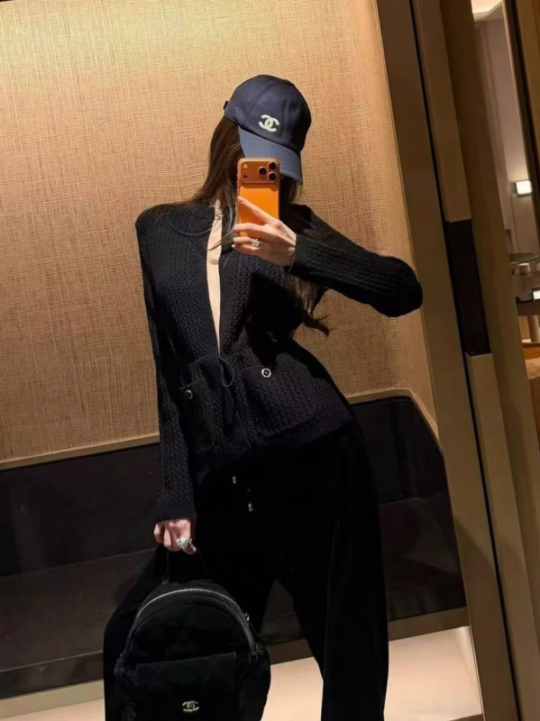 Cjeloviti OOTD set: crni pleteni top s vezanjem u struku i hlače visokog struka s drapiranim krojem