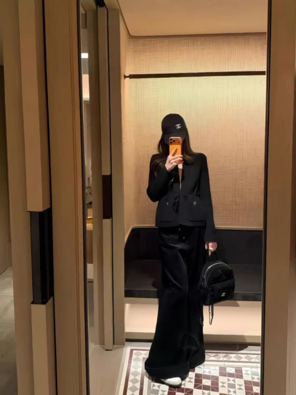 Cjeloviti OOTD set: crni pleteni top s vezanjem u struku i hlače visokog struka s drapiranim krojem