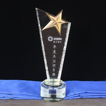 Kristalni trofej s oštrim rezom i uzorkom sokola, prilagodljiv za korporativne nagrade