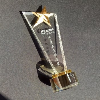 Kristalni trofej s oštrim rezom i uzorkom sokola, prilagodljiv za korporativne nagrade
