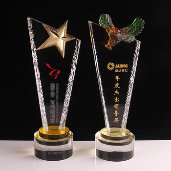 Kristalni trofej s oštrim rezom i uzorkom sokola, prilagodljiv za korporativne nagrade
