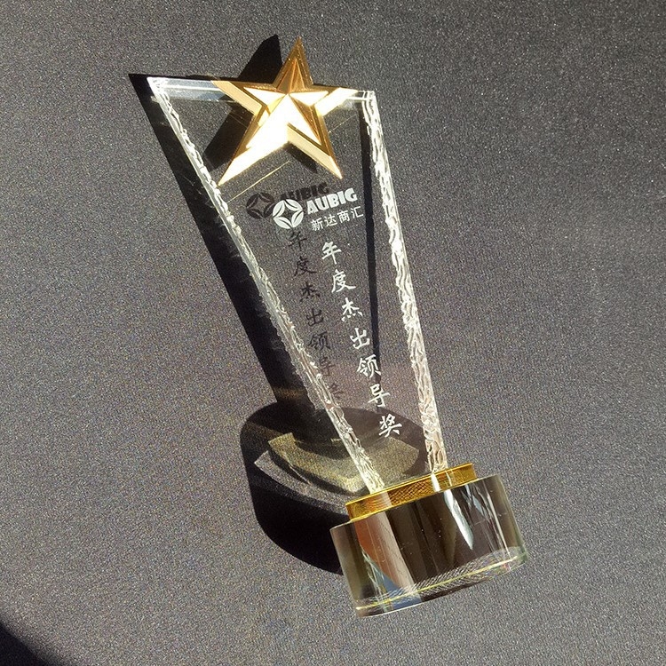 Kristalni trofej s oštrim rezom i uzorkom sokola, prilagodljiv za korporativne nagrade