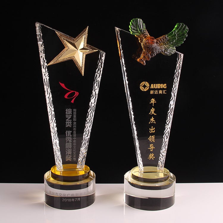 Kristalni trofej s oštrim rezom i uzorkom sokola, prilagodljiv za korporativne nagrade