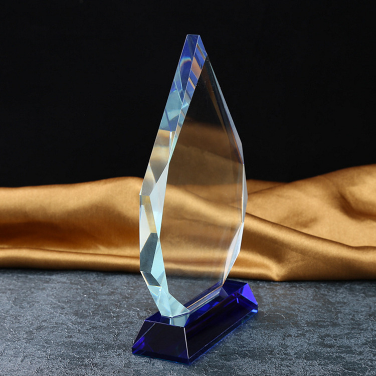 Prilagođeni kristalni trofej-medalja u obliku ledenog brijega za iznimnog zaposlenika — godišnji suvenir nagrade