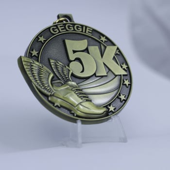 Prilagođena medalja za utrke maratona i nogometa, emajlirana zlatom, srebrnom ili broncom.