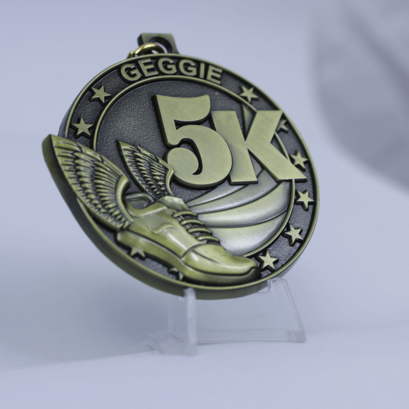 Prilagođena medalja za utrke maratona i nogometa, emajlirana zlatom, srebrnom ili broncom.