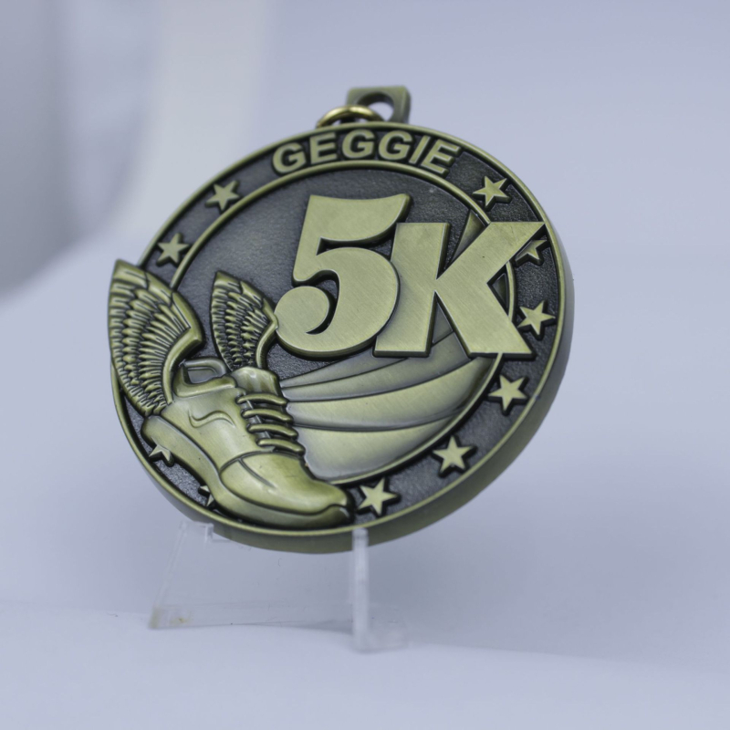 Prilagođena medalja za utrke maratona i nogometa, emajlirana zlatom, srebrnom ili broncom.