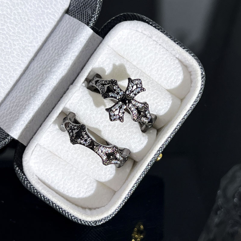 Otvoren prsten s tamnim križem i mikro pavé kamenjem, personaliziran, unisex, punk prsten za parove