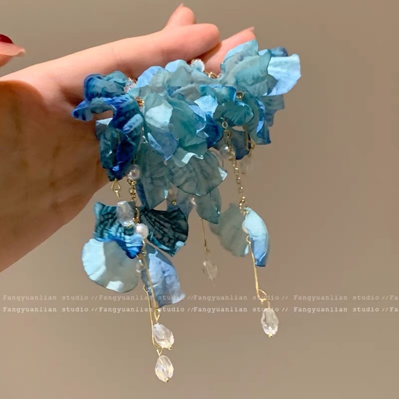 Φούντες με ice blue λουλούδι – καλοκαιρινό παραθεριστικό στυλ στη θάλασσα, εντυπωσιακά σκουλαρίκια για γυναίκες