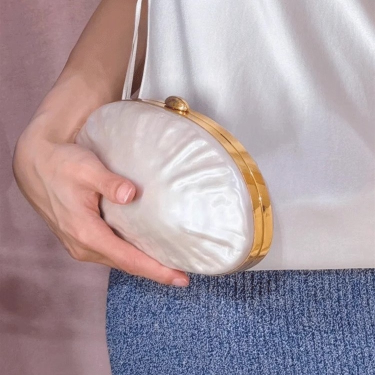 Ovalni akrilni clutch s perlama i lančanim remenom, večernja torbica za ruku ili preko ramena