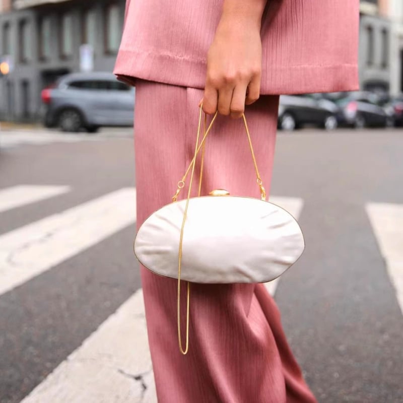 Ovalni akrilni clutch s perlama i lančanim remenom, večernja torbica za ruku ili preko ramena