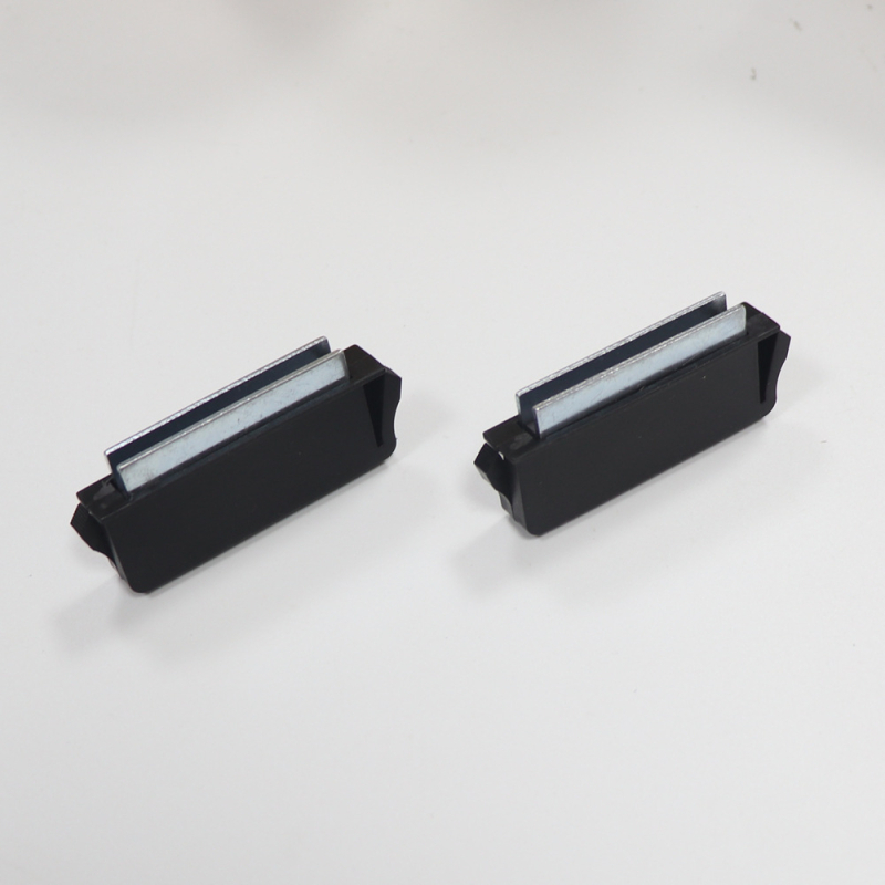 Prindere magnetică ascunsă pentru ușile dulapului cuptorului