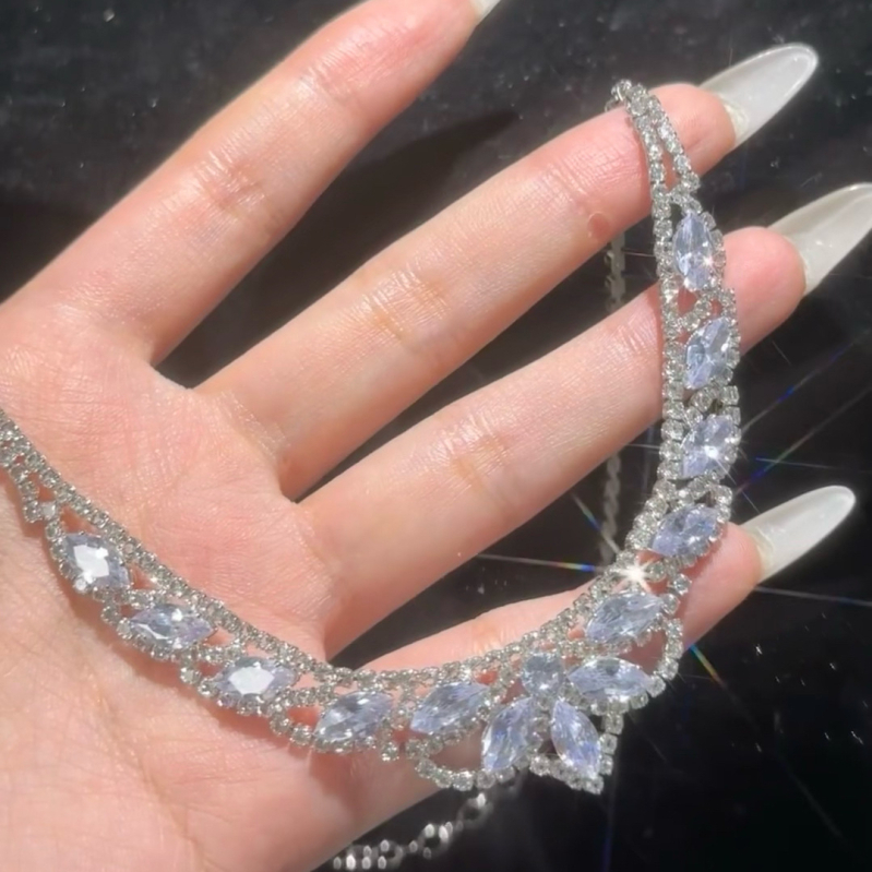 Set naušnica i ogrlica s geometrijskim kapljicama i rhinestones, inspiriran dvorcem, elegantan dodatak za žene