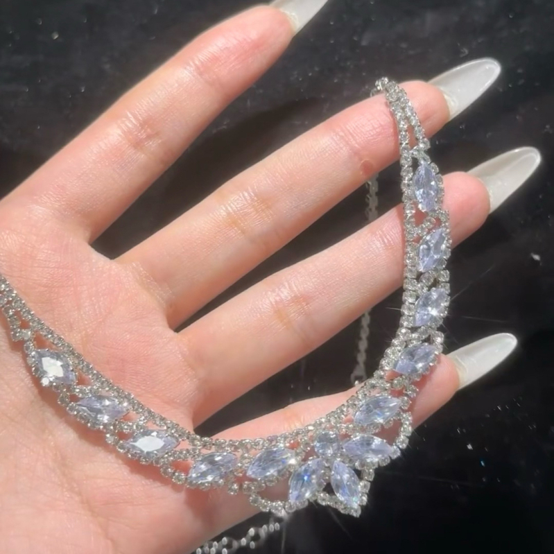 Set naušnica i ogrlica s geometrijskim kapljicama i rhinestones, inspiriran dvorcem, elegantan dodatak za žene