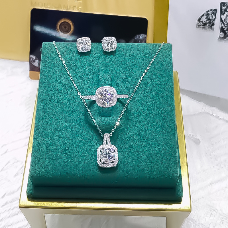 Elegantni set nakita s privjeskom kvadratnog reza, mikro pavé cirkonom: ogrlica, naušnice i prsten