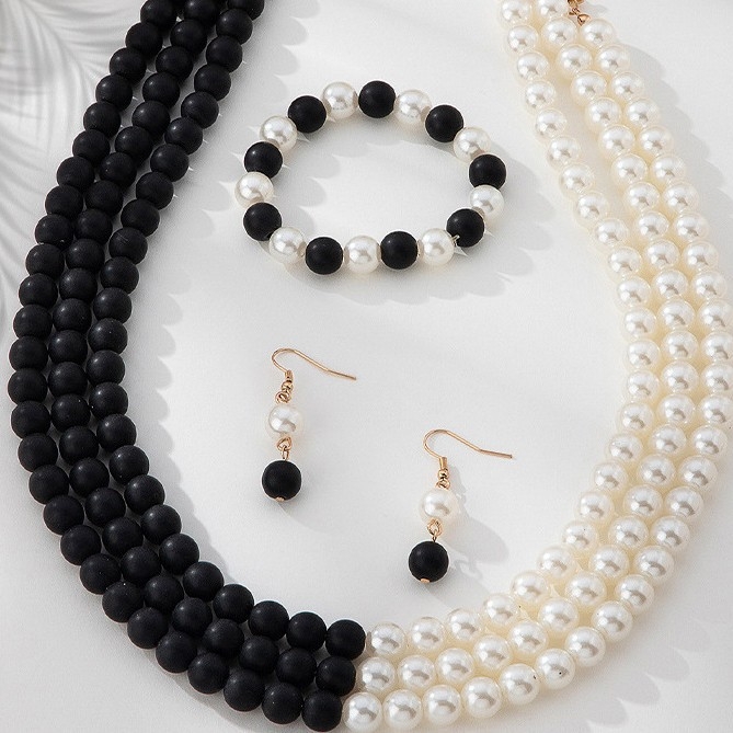Set ogrlice, naušnice i narukvice od umjetnih perli — elegantan i šarmantan stil