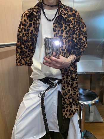 Férfiaknak szóló amerikai stílusú retro leopard nyomott rövid ujjú ing oversize lazán szabott, könnyű nyári anyag.