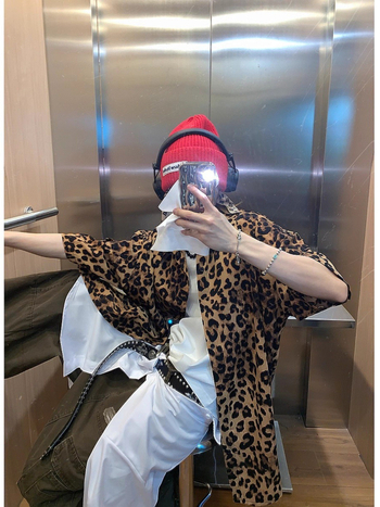 Férfiaknak szóló amerikai stílusú retro leopard nyomott rövid ujjú ing oversize lazán szabott, könnyű nyári anyag.