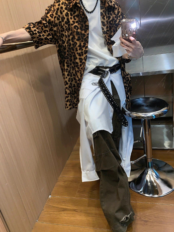 Férfiaknak szóló amerikai stílusú retro leopard nyomott rövid ujjú ing oversize lazán szabott, könnyű nyári anyag.