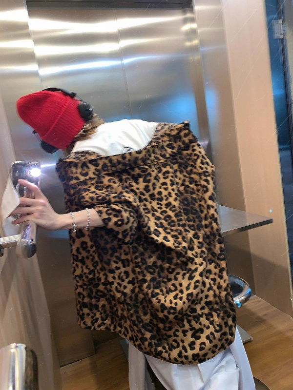 Férfiaknak szóló amerikai stílusú retro leopard nyomott rövid ujjú ing oversize lazán szabott, könnyű nyári anyag.