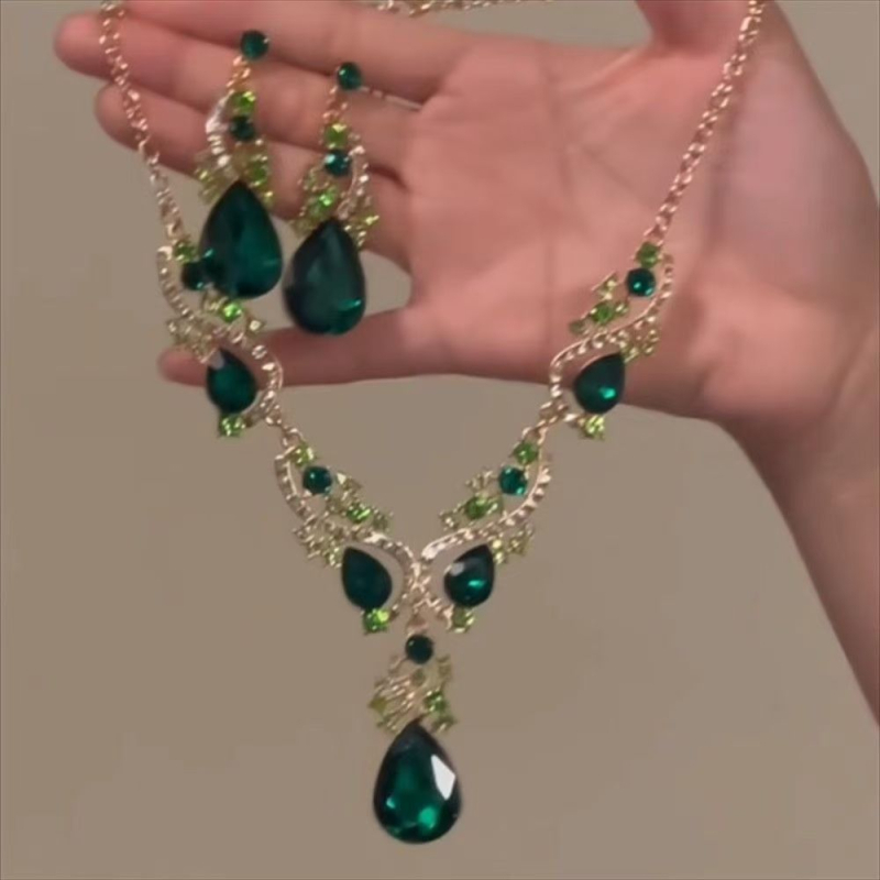 Set nakita i naušnica s zelenim kapljicama, vintage stil, europski utjecaj, lagani luksuz, elegantno za žene