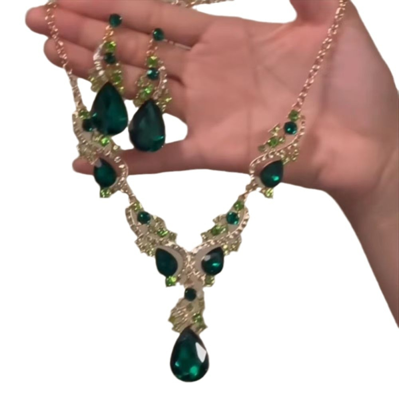 Set nakita i naušnica s zelenim kapljicama, vintage stil, europski utjecaj, lagani luksuz, elegantno za žene